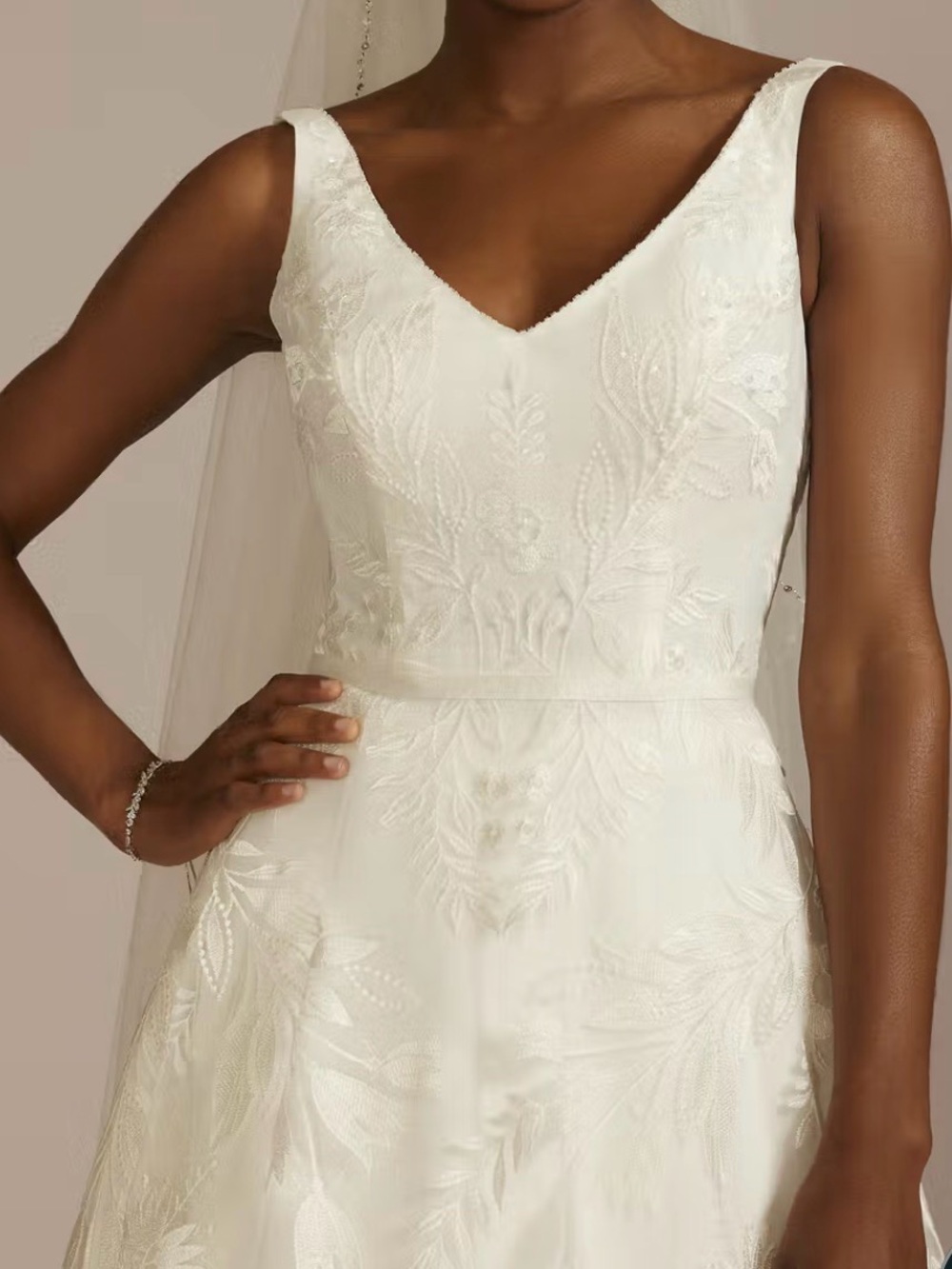 Sz 14 David's Bridal WG4109 Ivory V-Neck Embroidered A-Line Wedding Dress